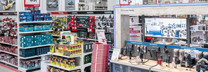 Elektrowerkzeuge im Baumarktregal